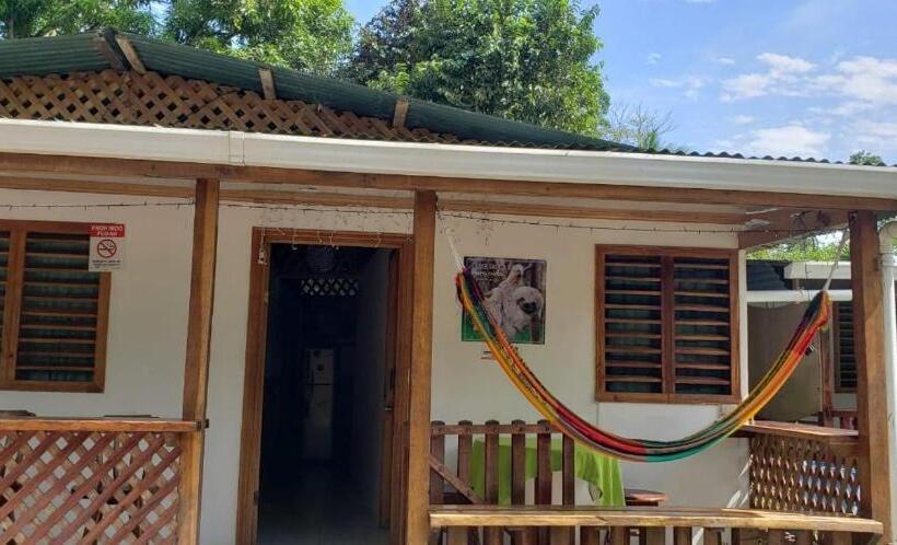 هاستل Hostal Cecilia