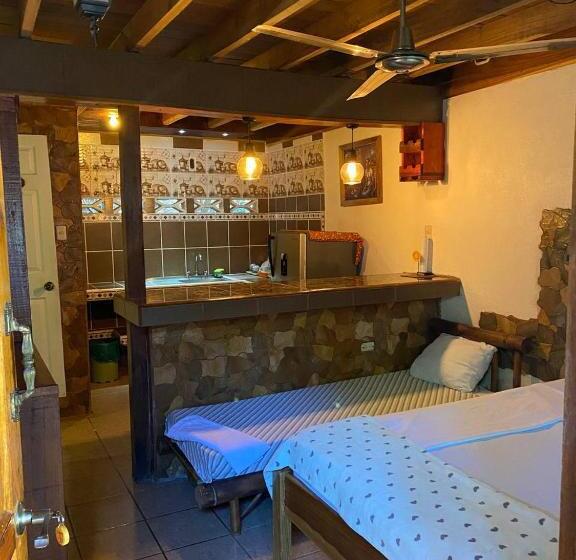 هاستل Hostal Cecilia
