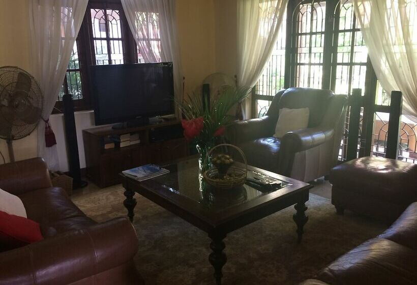 هتل The Norfolk Heritage Airport Villa