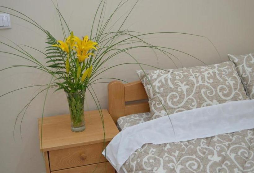 پانسیون Guest House Konak Iris