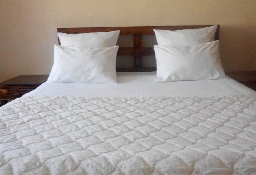 هتل Gostinyi Dvor Galirad