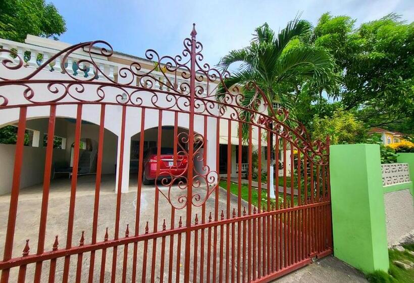 پانسیون Green's Palace Jamaica