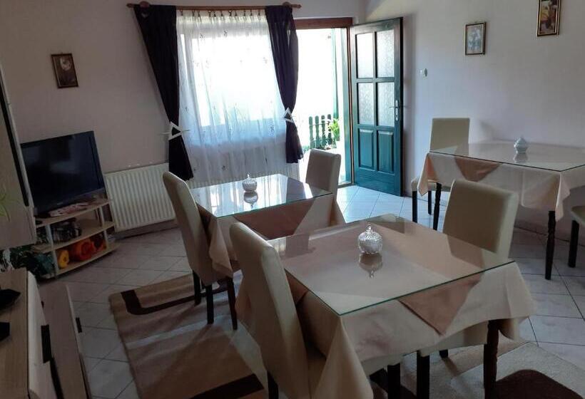 ペンション Hajnalka Vendégház