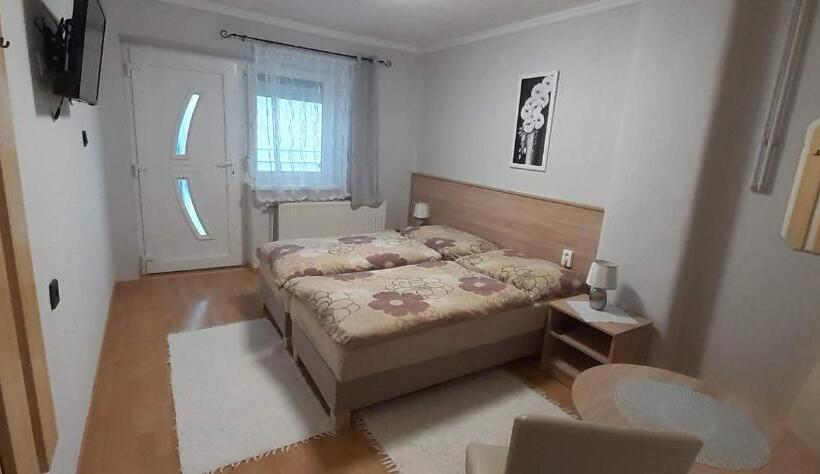 ペンション Hajnalka Vendégház