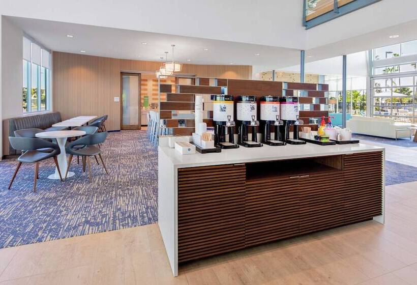 هتل  hampton Inn & Suites San Diego Airport Liberty Station