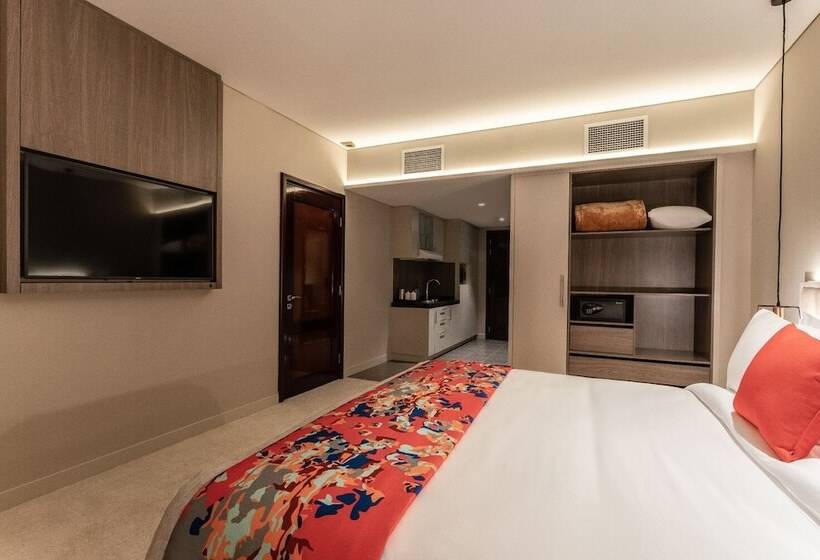 Leva Hotel And Suites, Opposite Downtown