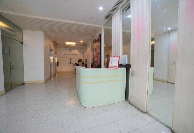 Отель Reddoorz At Tjmg By Bel Air Polaris Makati