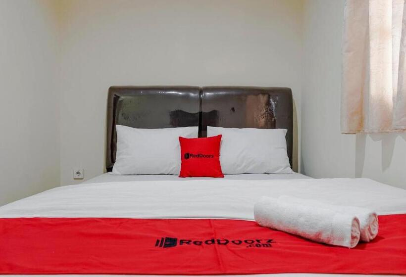 Отель Reddoorz @ Jalan Biak Roxy Jakarta