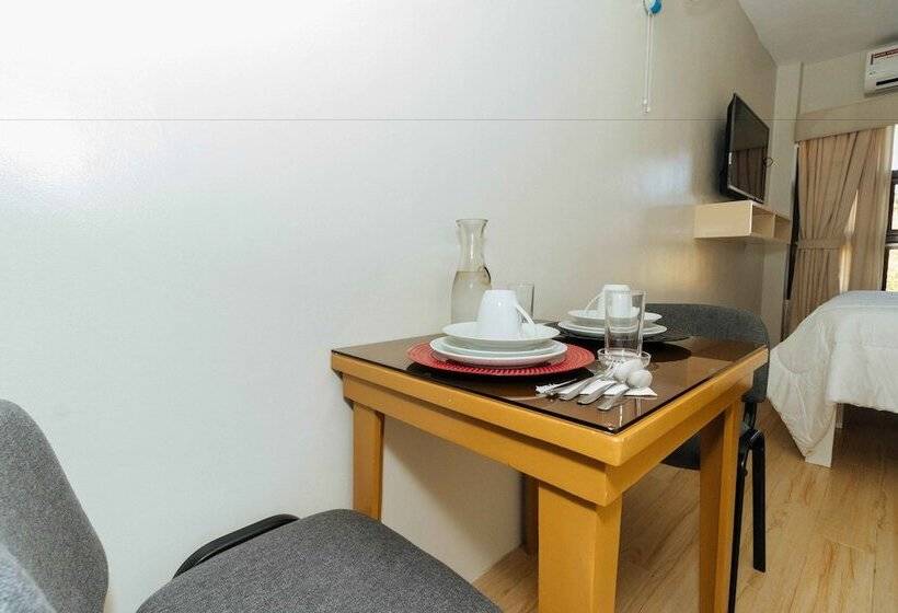 Отель Reddoorz Plus @ Ruby Las Pinas Weekly Stay