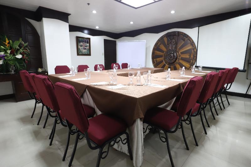 Zen Rooms Camelot Hotel Qc