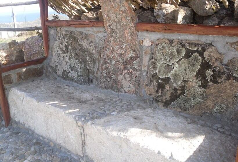 여관 Agriturismo Irghitula