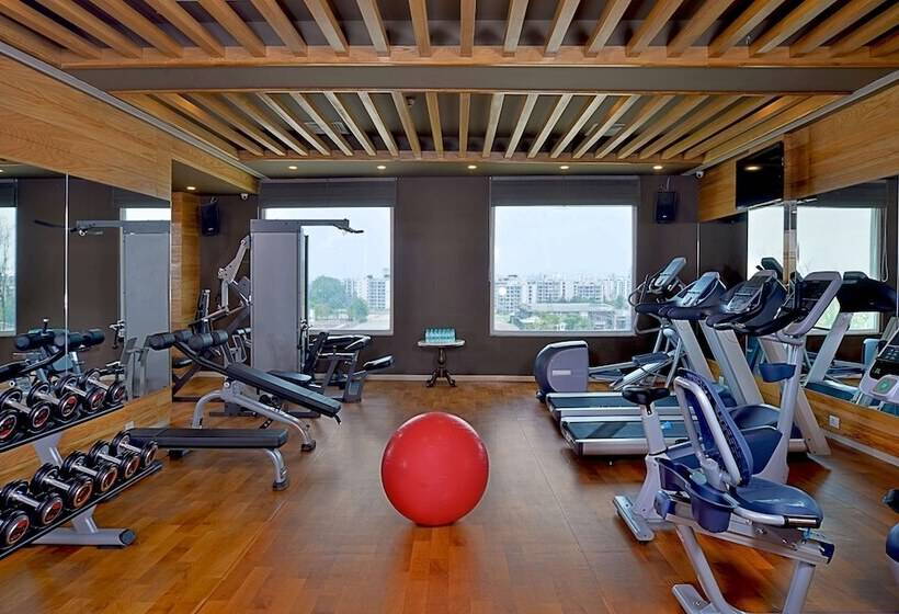 هتل Radisson Chandigarh Zirakpur