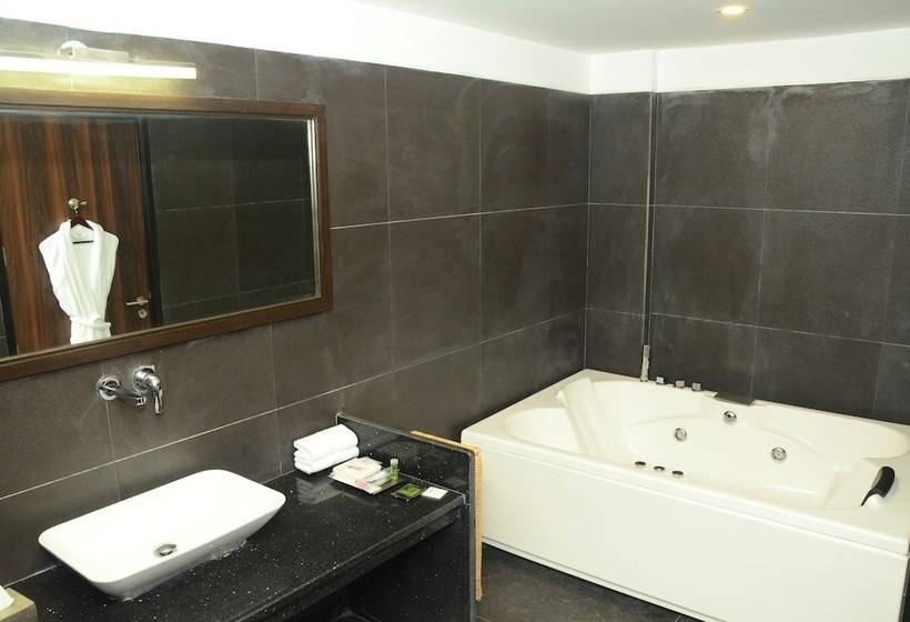هتل Radisson Chandigarh Zirakpur