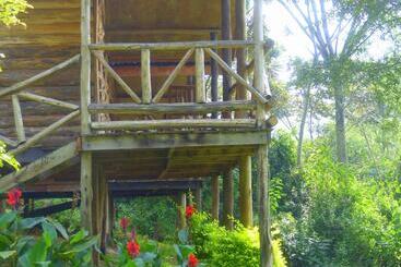 هتل Supreme Adventure Park Bunyonyi