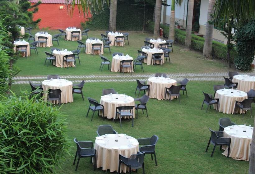 בית מלון כפרי The Tiger Groove Resort