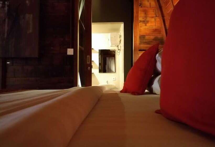 تختخواب و صبحانه The Lumbung Wood Villa