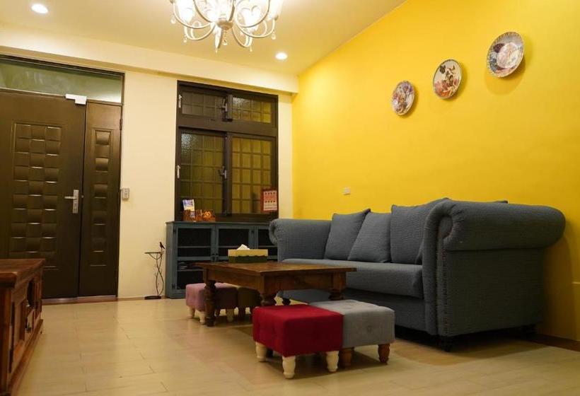 تختخواب و صبحانه Travel Light Guesthouse