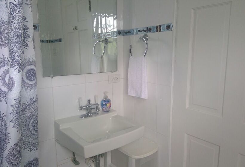 مسافرخانه Bermuda Villa Guest House