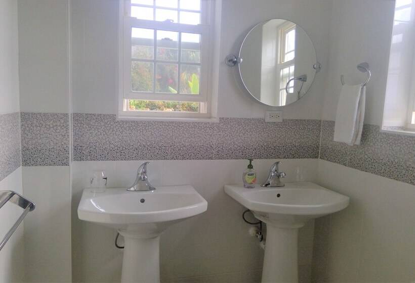 مسافرخانه Bermuda Villa Guest House