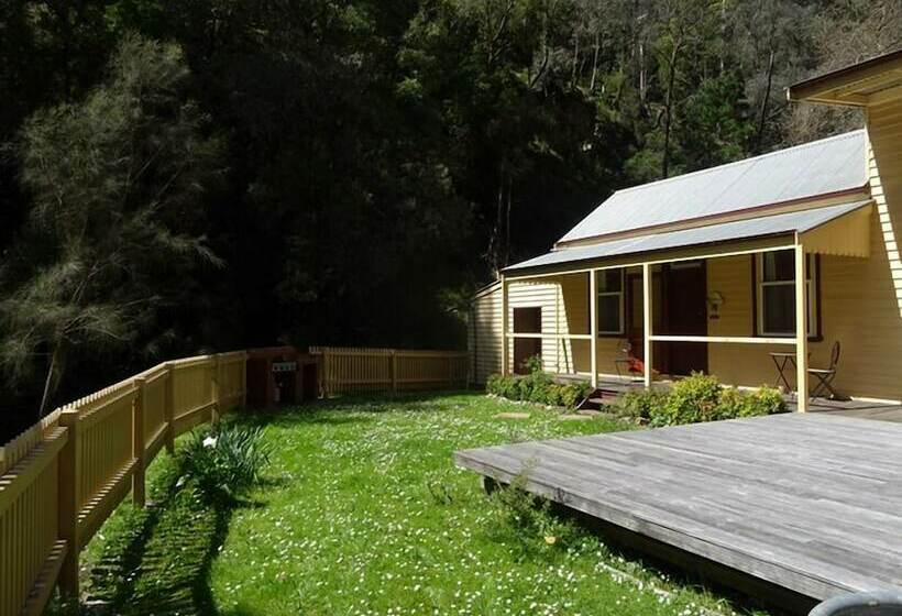 Хостел Creek Cottage