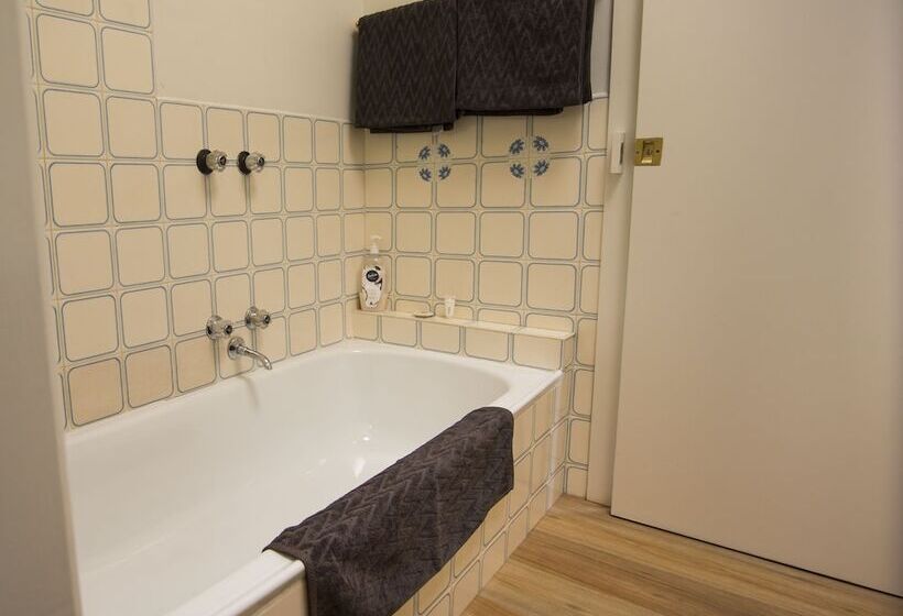 Хостел Creek Cottage