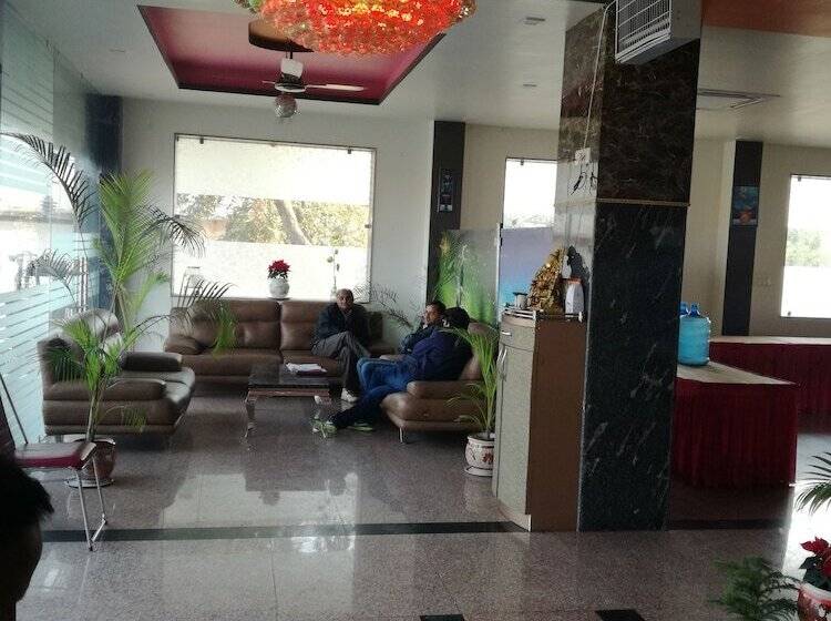 فندق Dhanraj Palace