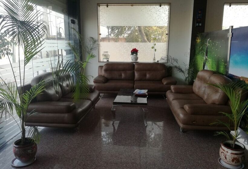 فندق Dhanraj Palace