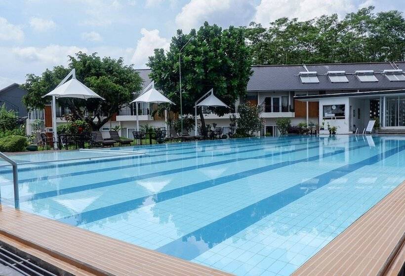 هتل Front One Resort Magelang