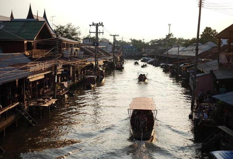 هتل Roomquest Amphawa Vaylasamran