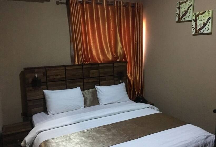 Momak 4 Hotel & Suites