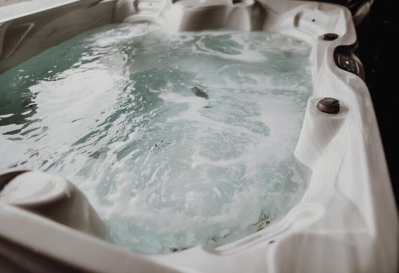 簡易ホテル At Home   Jacuzzi Privatif
