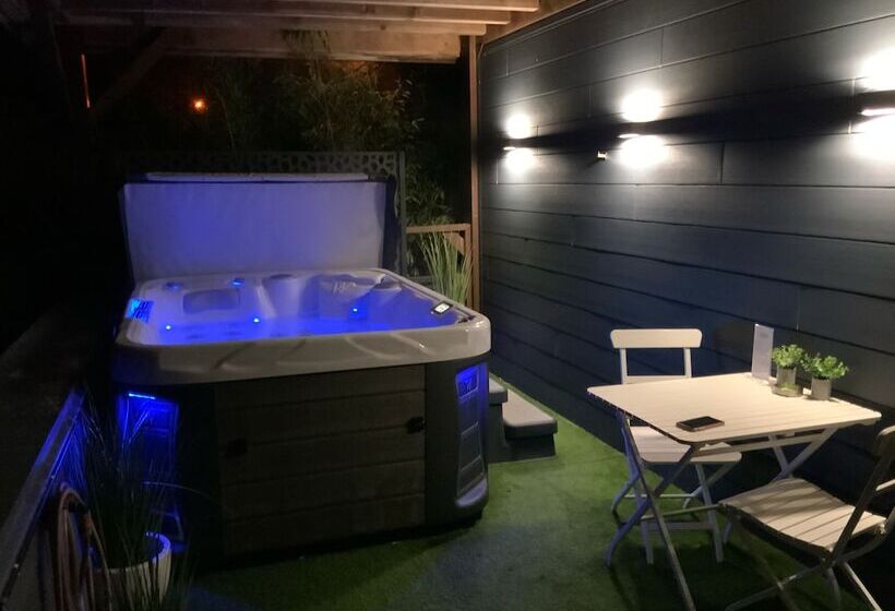簡易ホテル At Home   Jacuzzi Privatif