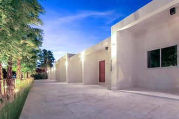 استراحتگاه West View Villa
