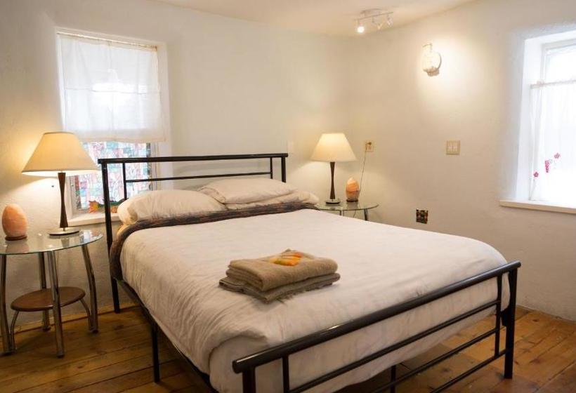 فندق صغير Snowmansion Taos Adventure Lodge