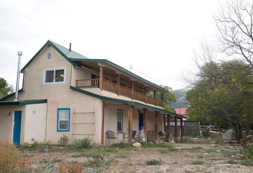 فندق صغير Snowmansion Taos Adventure Lodge
