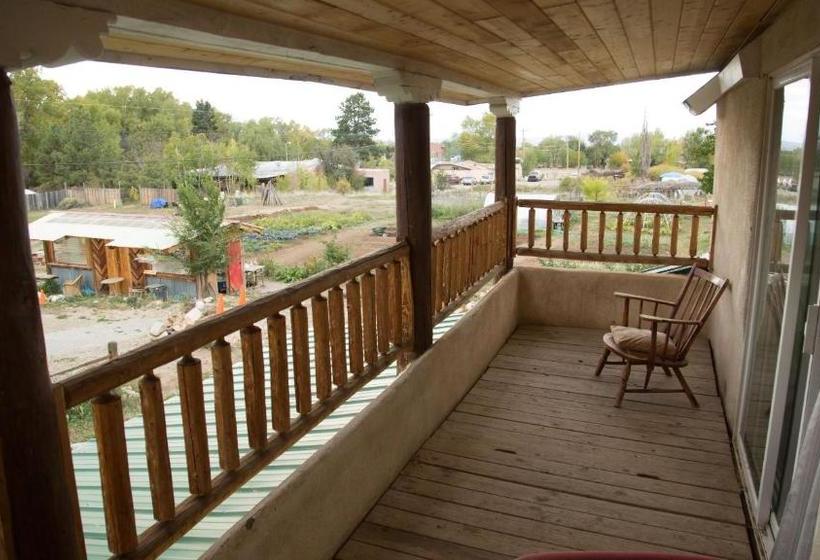 فندق صغير Snowmansion Taos Adventure Lodge