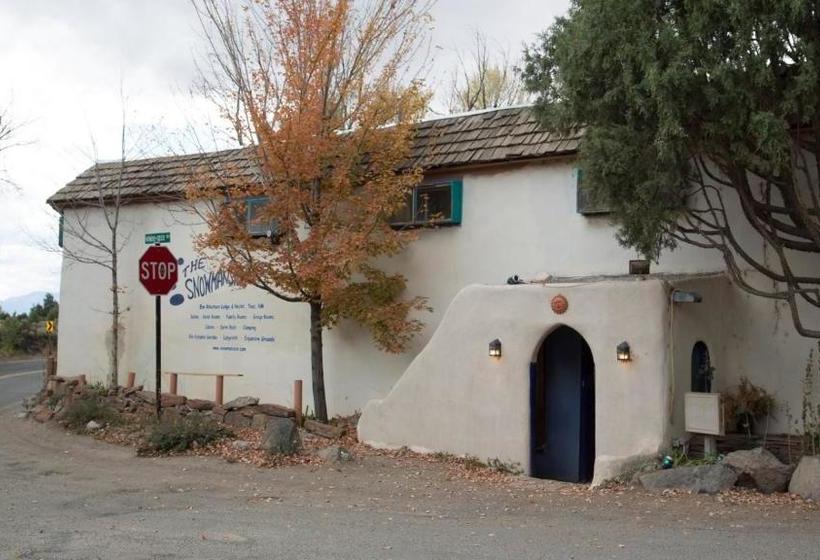 فندق صغير Snowmansion Taos Adventure Lodge