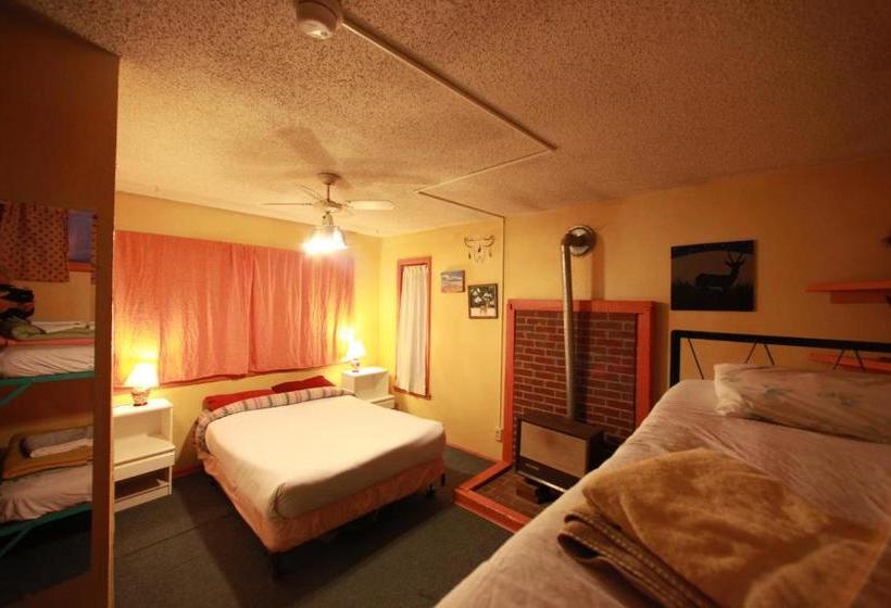 فندق صغير Snowmansion Taos Adventure Lodge
