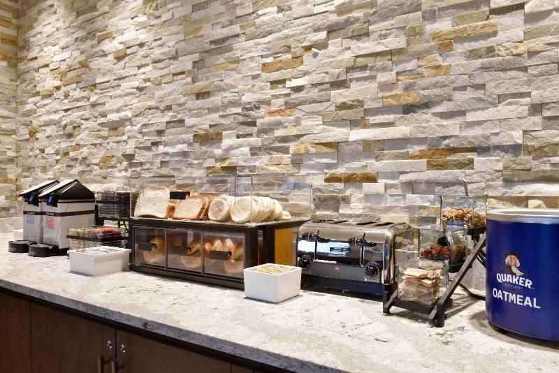 هتل Staybridge Suites Waterloo  St. Jacobs Area