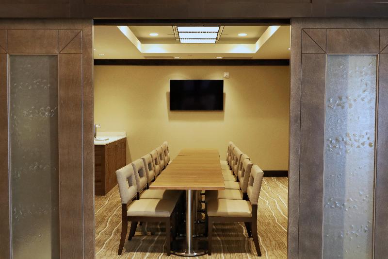 هتل Staybridge Suites Waterloo  St. Jacobs Area