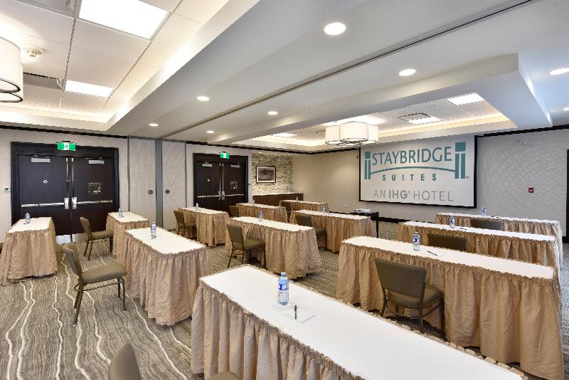 هتل Staybridge Suites Waterloo  St. Jacobs Area