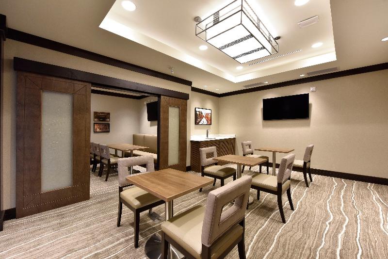 هتل Staybridge Suites Waterloo  St. Jacobs Area