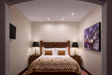 Plaza La Reina - Los Ángeles