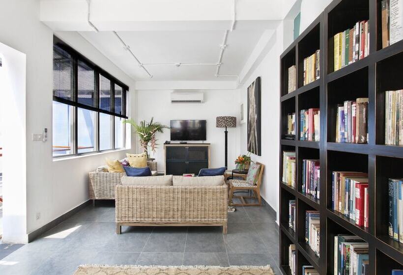 Owl And The Pussycat  & Restaurant