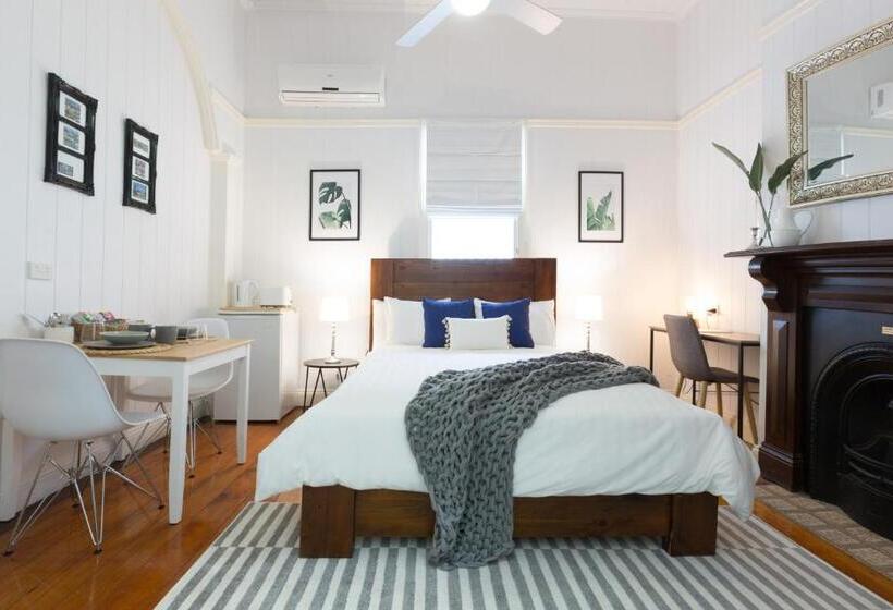 99 Kirkland Bed & Breakfast