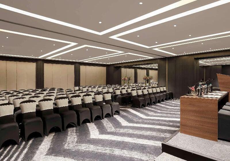 Fotos del hotel Novotel Chennai Chamiers Road:  19