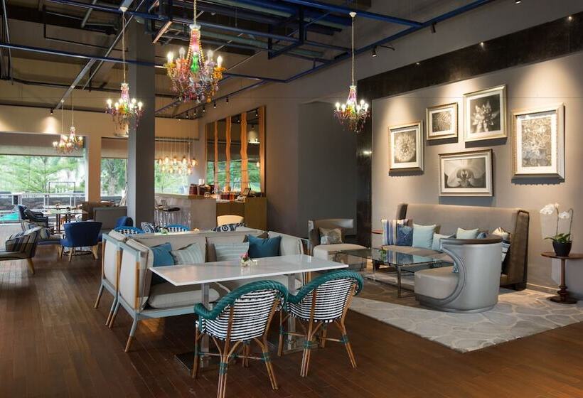 Fotos del hotel Delonix Hotel Karawang:  1