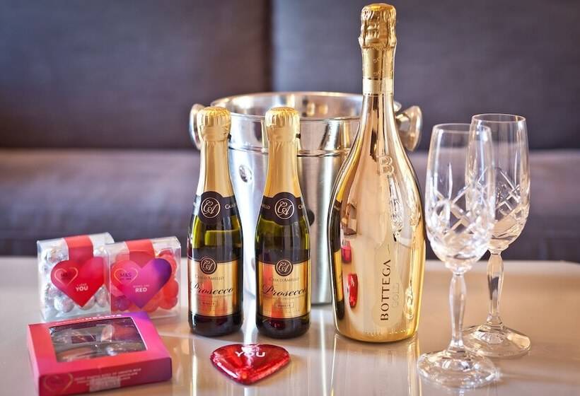 Fotos del hotel Bowness Bay Suites:  14