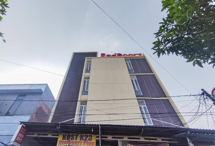 Reddoorz Plus Near Upn Veteran 2