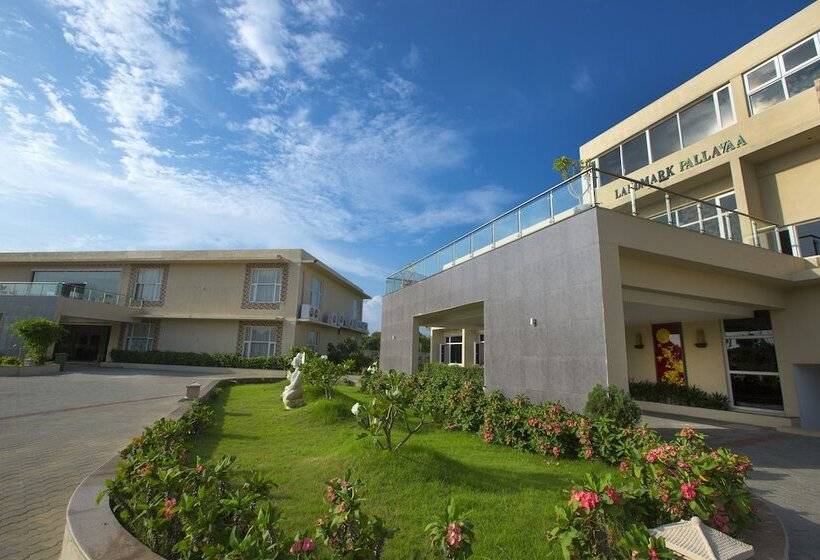 Fotos del hotel Landmark Pallavaa Beach Resorts:  8